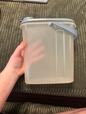 Tupperware 2 qt Beverage Buddy pitcher